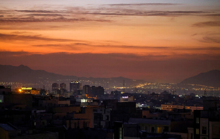 Parte del horizonte de la ciudad al amanecer, después de que se escucharan varias explosiones en Teherán, Irán, el 26 de octubre de 2024. (Atta Kenare/AFP vía Getty Images)