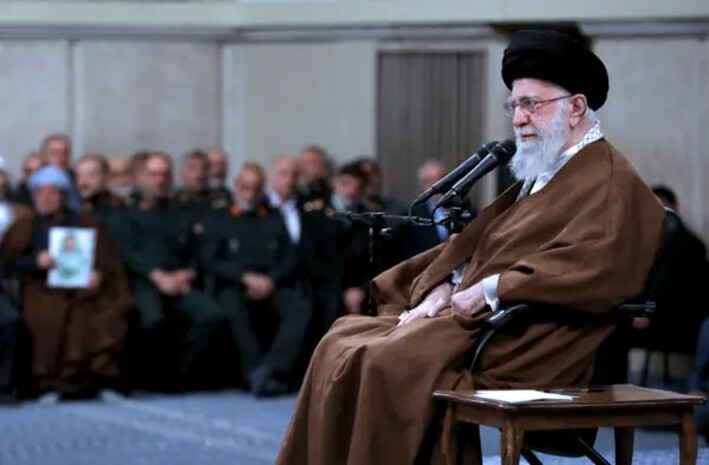 El líder supremo iraní, el ayatolá Ali Khamenei, se sienta en una reunión en Teherán, el 27 de octubre de 2024. (Oficina del líder supremo iraní vía AP)