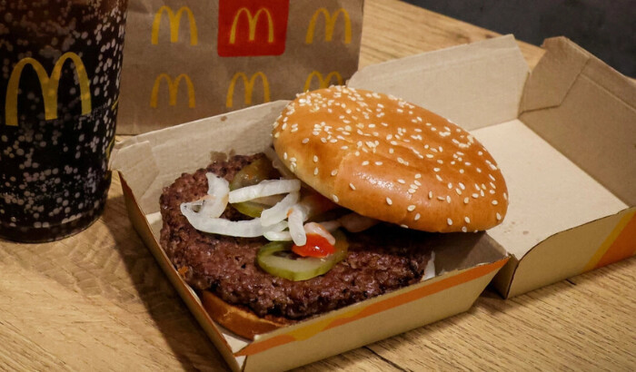 Una hamburguesa de Cuarto de Libra y una coca cola McDonald's  en una imagen ilustrativa tomada en Nueva York el 24 de octubre de 2024. (Brendan McDermid/Reuters)