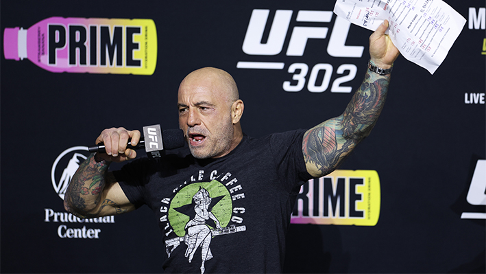 Joe Rogan habla durante el pesaje ceremonial del UFC 302 en el Prudential Center el 31 de mayo de 2024 en Newark, Nueva Jersey. (Foto de Luke Hales/Getty Images)