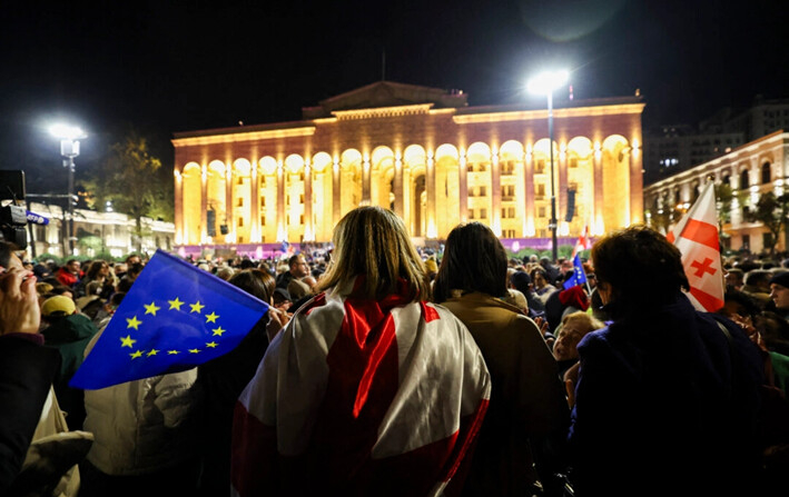 Partidarios de la oposición georgiana se manifiestan para protestar contra los resultados de las elecciones parlamentarias que dieron la victoria al partido gobernante Sueño Georgiano, frente al edificio del parlamento en el centro de Tbilisi, Georgia, el 28 de octubre de 2024. (Giorgi Arjevanidze/AFP vía Getty Images)