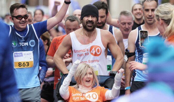 Colin Farrell con su amiga cercana, Emma Fogarty, corriendo el Maratón de Dublín (Damien Storan/PA)