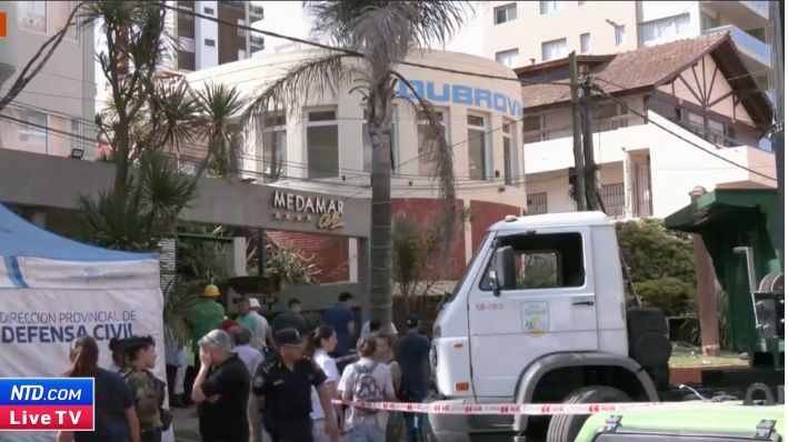 Servicios de emergencia se encuentran en la calle del derrumbado Appart Hotel Dubrovnik en la ciudad costera de Villa Gesell, provincia de Buenos Aires, Argentina, el 29 de octubre de 2024. (NTD Live/Captura de pantalla vía Epoch TV)