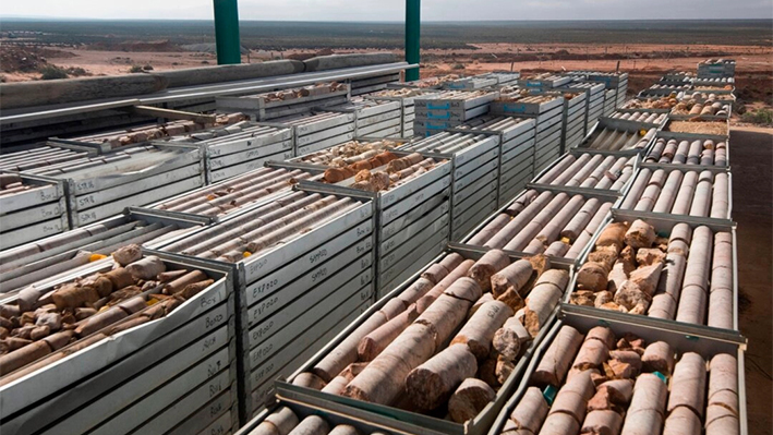 Muestras de mineral se apilan en la mina de tierras raras Steenkampskraal el 29 de julio de 2019, a unos 80 kilómetros de la ciudad de Vanrhynsdorp, Cabo Occidental, Sudáfrica. (Rodger Bosch/AFP vía Getty Images)