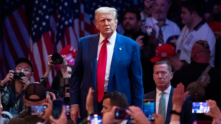 El expresidente Donald Trump tras un mitin de campaña en el Madison Square Garden de Nueva York el 27 de octubre de 2024. (Samira Bouaou/The Epoch Times)