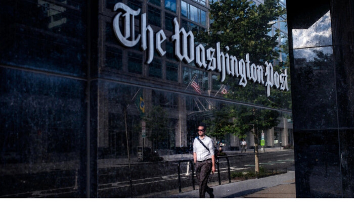 Un hombre pasa por el edificio de The Washington Post en Washington en una fotografía de archivo. (Brendan Smialowski/AFP vía Getty Images)