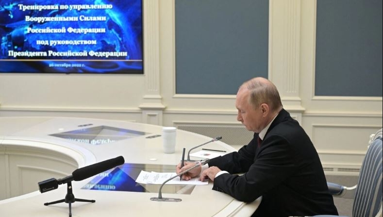 El presidente ruso Vladimir Putin supervisa el entrenamiento de las fuerzas de disuasión estratégica, tropas responsables de responder a las amenazas de guerra nuclear, a través de una videoconferencia en Moscú el 26 de octubre de 2022. (Alexei Babushkin/SPUTNIK/AFP vía Getty Images)