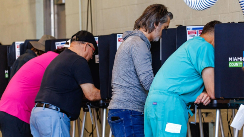 Los votantes llenan sus papeletas durante las elecciones de mitad de período en el condado de Miami-Dade en la Estación 4 del Departamento de Bomberos de Miami Beach en Miami Beach, Florida, el 8 de noviembre de 2022. (David Santiago/Miami Herald vía AP)