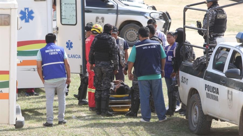 Un policía herido durante un operativo de desbloqueo de carreteras recibe atención médica el 29 de octubre de 2024 a la localidad de Samaipata (Bolivia). EFE/ Juan Carlos Torrejón