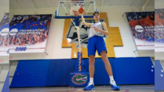 Olivier Rioux de 7.9 pies es el adolescente más alto del mundo y un proyecto de baloncesto fascinante