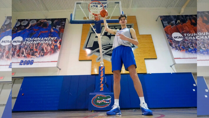 Olivier Rioux, jugador de baloncesto universitario de la NCAA de 2,36 metros de altura en Florida, posa para una fotografía después de la práctica, el viernes 18 de octubre de 2024, en Gainesville, Florida. (AP Photo/John Raoux)
