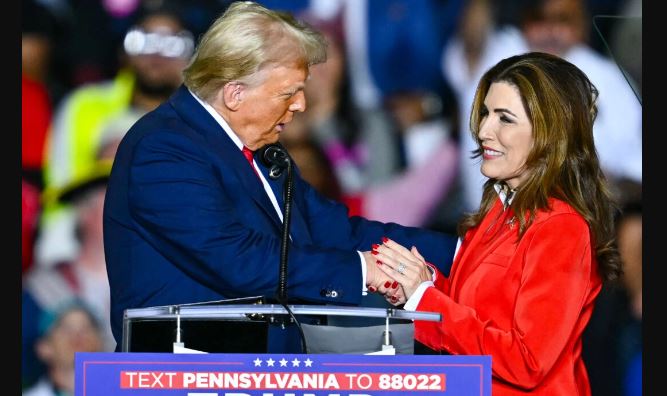 La senadora en la sombra por Puerto Rico, Zoraida Buxó Santiago. saluda al expresidente y candidato presidencial republicano Donald Trump durante un acto de campaña en Allentown, Pensilvania, el 29 de octubre de 2024. (Angela Weiss/AFP vía Getty Images)