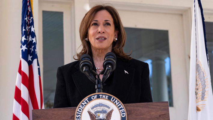 La vicepresidenta de Estados Unidos y candidata presidencial demócrata Kamala Harris habla en el Observatorio Naval en Washington, DC, el 23 de octubre de 2024. (Foto de ROBERTO SCHMIDT / AFP)