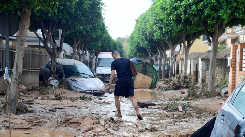 Un hombre camina por una calle cubierta de barro en una zona inundada en Picanya, cerca de Valencia, este de España, el 30 de octubre de 2024. (José Jordan/AFP via Getty Images)