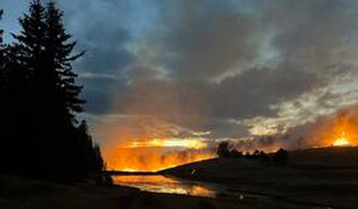 Esta imagen proporcionada por la Oficina del Sheriff del Condado de Teller muestra un incendio en la subdivisión Highlands Lake al noroeste de Divide, Colorado, el martes 29 de octubre de 2024. (Oficina del Sheriff del Condado de Teller vía AP)