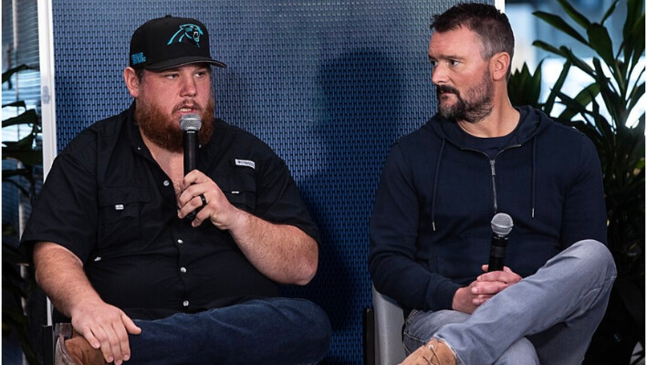 (De izq. a der.) Luke Combs y Eric Church hablan durante una conferencia de prensa para el concierto por Carolina en el Bank of America Stadium en Charlotte, Carolina del Norte, el 26 de octubre de 2024. (Jeff Hahne/Getty Images).