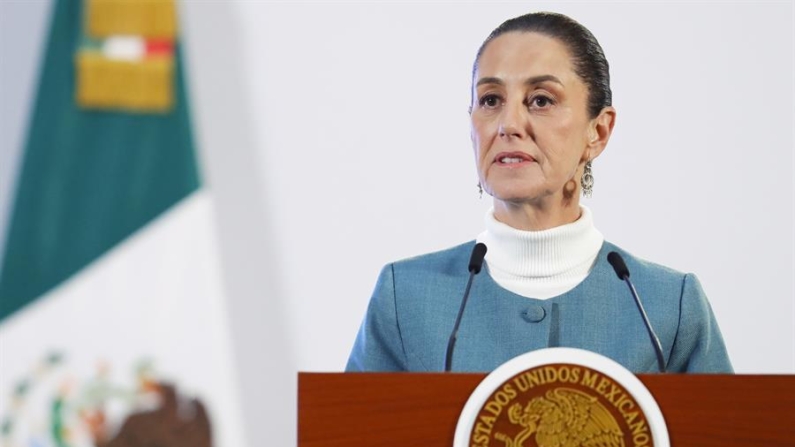 La presidenta de México, Claudia Sheinbaum, habla durante una rueda de prensa el 30 de octubre de 2024, en el Palacio Nacional en la Ciudad de México (México). EFE/ Mario Guzmán