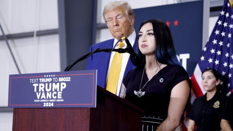 AUSTIN, TEXAS - 25 DE OCTUBRE: El candidato presidencial republicano y ex presidente de EE. UU., Donald Trump, escucha mientras Alexis Nungaray habla en el Aeropuerto Internacional Austin-Bergstrom el 25 de octubre de 2024 en Austin, Texas.  (Anna Moneymaker/Getty Images)