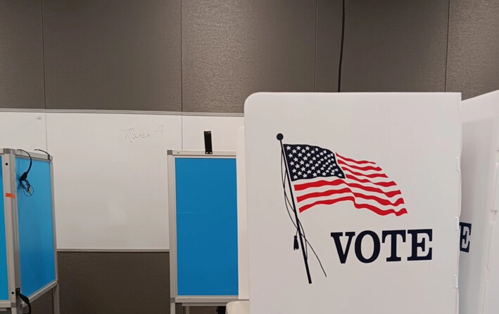 Cabinas de votación en la biblioteca Belmar en el condado de Jefferson, Colorado, el 4 de marzo de 2024. (Nathan Worcester/The Epoch Times)