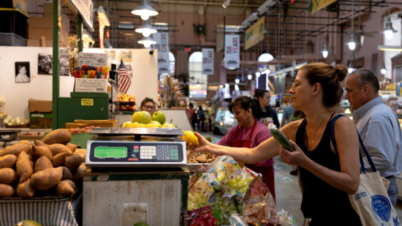 Un grupo de personas compra en el Eastern Market de Washington el 9 de agosto de 2024. (Umit Bektas/Reuters)