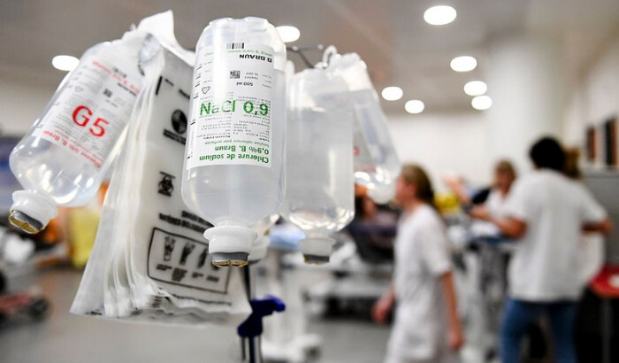 Fotografía de archivo que muestra botellas de líquido utilizadas para terapia intravenosa en la sala de emergencias de un hospital en Marsella, Francia, el 11 de enero de 2017. (Boris Horvat/AFP vía Getty Images)