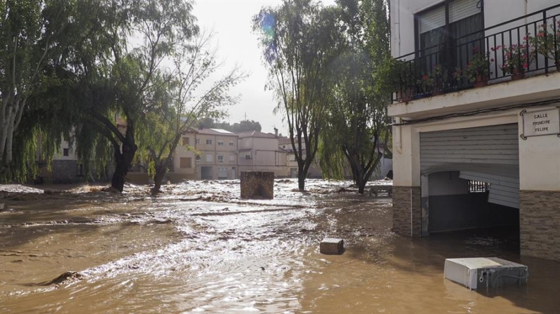 Vista de una calle en la localidad conquense de Mira este miércoles, tras el paso de la Dana que azota principalmente la zona este y sur de España. EFE/ Álvaro del Olmo