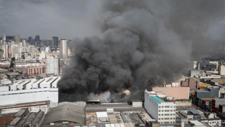 Un incendio en un edificio comercial en el centro de São Paulo desata una densa humareda