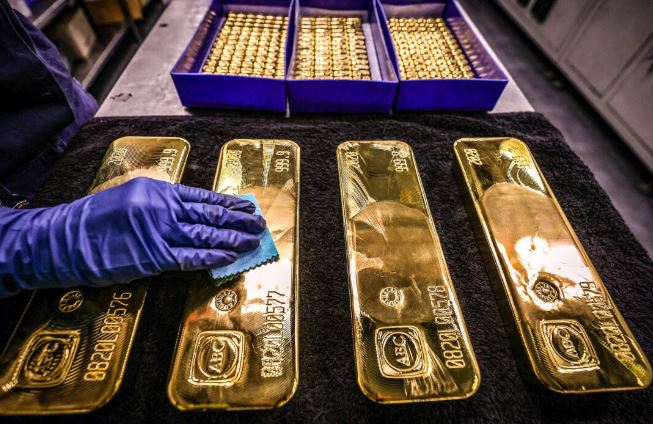 Un trabajador pule lingotes de oro en la refinería ABC de Sídney, Australia, el 5 de agosto de 2020. (David Gray/AFP vía Getty Images)