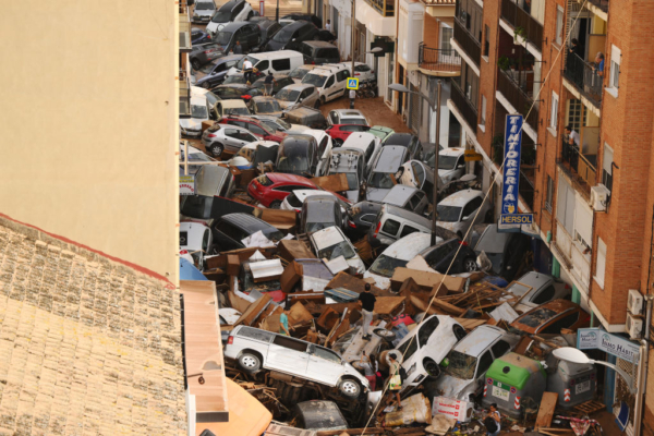 Coches se apilan en la calle con otros escombros después de las inundaciones repentinas golpearon la región el 30 de octubre de 2024 en la zona de Sedaví de Valencia, España. (David Ramos/Getty Images)