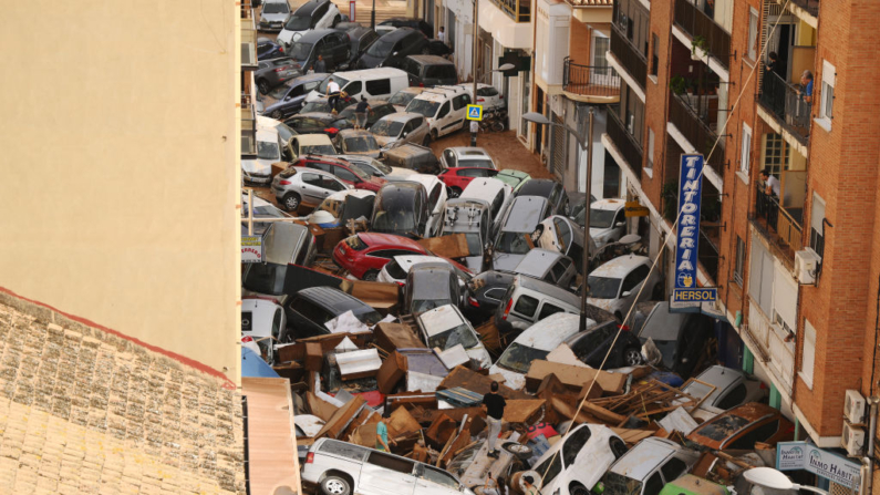 Coches se apilan en la calle con otros escombros después de las inundaciones repentinas golpearon la región el 30 de octubre de 2024 en la zona de Sedaví de Valencia, España. (David Ramos/Getty Images)