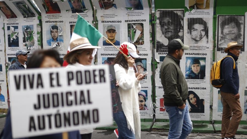 Imagen de archivo de personas de la oposición que protestan contra la reforma judicial en las principales avenidas de la Ciudad de México (México). EFE/ Bienvenido Velasco
