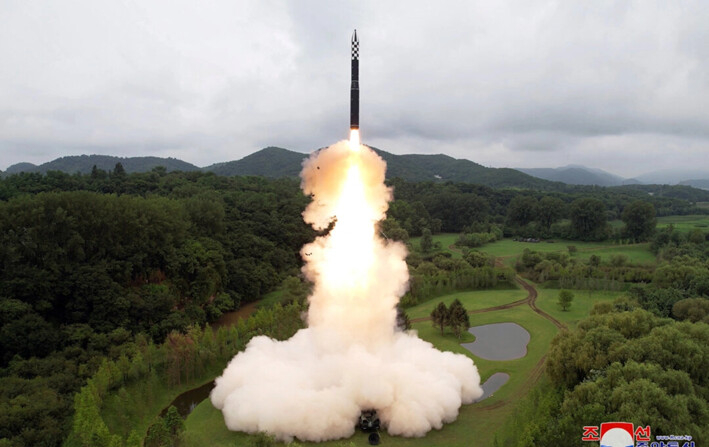 El misil balístico intercontinental Hwasong-18 se lanza desde un lugar no revelado en Corea del Norte en esta imagen publicada por la Agencia Central de Noticias de Corea del Norte, el 13 de julio de 2023. (KCNA vía Reuters)