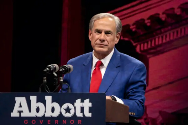 El gobernador de Texas, Greg Abbott, habla en una convención de la Asociación Nacional del Rifle en el Centro de Convenciones Kay Bailey Hutchison de Dallas el 18 de mayo de 2024. (Madalina Vasiliu/The Epoch Times)