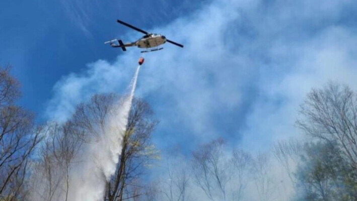 Un helicóptero responde a un incendio en la localidad de Deerpark, en el condado de Orange, Nueva York, el 14 de abril de 2023. (Cortesía del Departamento de Bomberos de Huguenot).