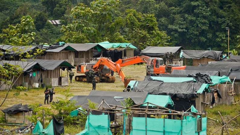 Agentes de la policía colombiana inspeccionan un campamento de una mina de oro ilegal a lo largo del río Timbiqui, departamento del Cauca, Colombia, el 9 de agosto de 2016, durante una operación contra la minería ilegal de oro. (Luis Robayo/AFP vía Getty Images)