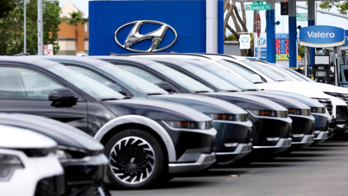 Nuevos coches Hyundai se muestran en el lote de ventas de un concesionario en San Leandro, California, el 30 de mayo de 2023. (Justin Sullivan/Getty Images).