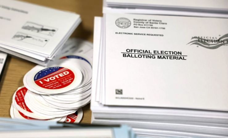 Materiales electorales se muestran en una mesa en la oficina de registro de votantes del condado de Santa Clara en San José, California, el 21 de octubre de 2024. (Justin Sullivan/Getty Images)