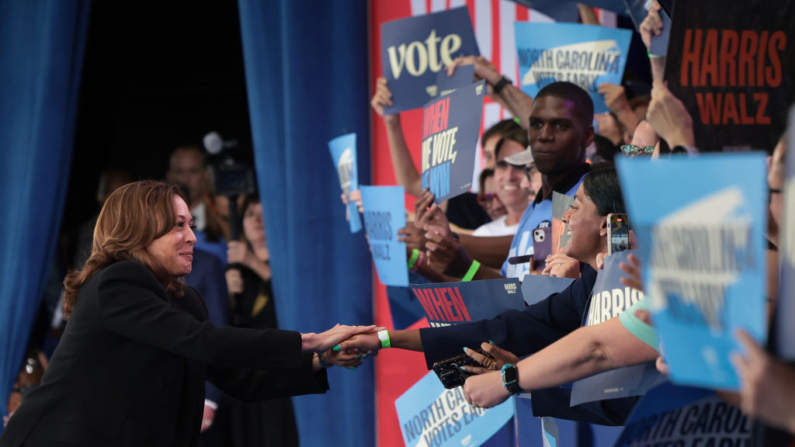 La candidata presidencial demócrata, la vicepresidenta Kamala Harris saluda a sus seguidores antes de hablar en un mitin de campaña en el anfiteatro Walnut Creek en Raleigh, Carolina del Norte, el 30 de octubre de 2024. (Win McNamee/Getty Images)