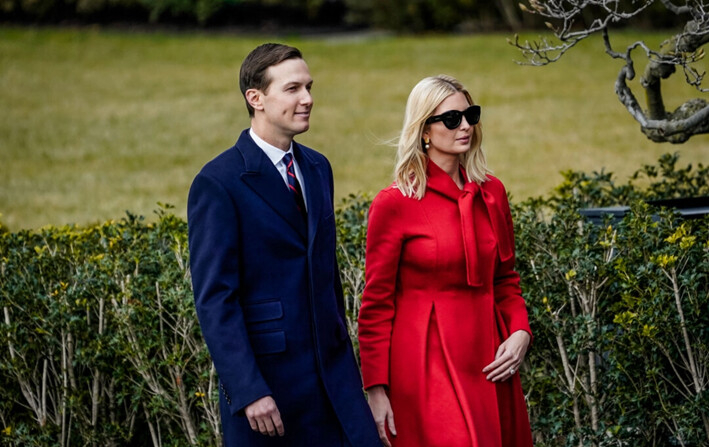 (De izq. a der.) Los asesores principales del presidente Trump, Jared Kushner y su esposa Ivanka Trump, llegan a una ceremonia de firma del Acuerdo Comercial entre Estados Unidos, México y Canadá en el jardín sur de la Casa Blanca, el 29 de enero de 2020. (Drew Angerer/Getty Images)