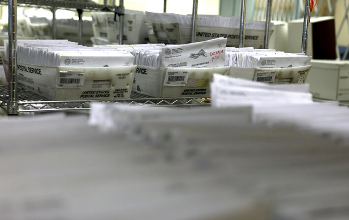 Bandejas con papeletas de votación por correo se apilan en la oficina del registro de votantes del condado de Santa Clara, en San José, California, el 21 de octubre de 2024. (Justin Sullivan/Getty Images)