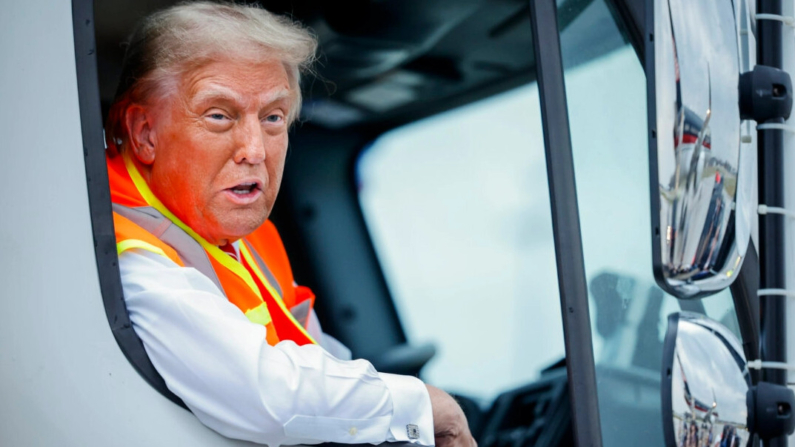 El expresidente Donald Trump ofrece una rueda de prensa desde el interior de un camión de basura en el Aeropuerto Internacional Austin Straubel de Green Bay, en Green Bay, Wisconsin, el 30 de octubre de 2024. (Chip Somodevilla/Getty Images)