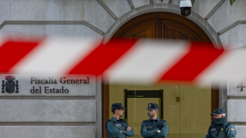 Agentes de la Guardia Civil permanecen apostados en el exterior de la sede de la Fiscalía General del Estado este miércoles. La Guardia Civil registra este miércoles el despacho del fiscal general del Estado, Álvaro García Ortiz, por orden del magistrado Ángel Hurtado, instructor de la causa abierta en el Tribunal Supremo por presunta revelación de secretos para requisar los dispositivos electrónicos y documentos que puedan acreditar ese delito. EFE/ Daniel González