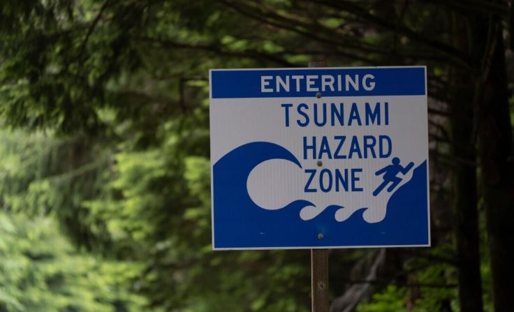 Una señal advirtiendo a los conductores que están entrando en una zona de riesgo de tsunami se muestra a lo largo de la Ruta 101 de EE.UU. también conocida como la autopista de la costa de Oregon al norte de Lincoln City, Oregon, 14 de junio 2024. (AP Photo/Jenny Kane)