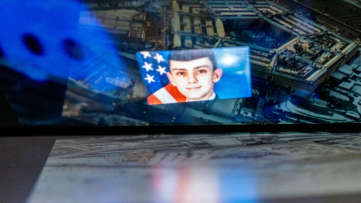 El logo de Discord y el sospechoso, el guardia nacional Jack Teixeira, reflejados en una imagen del Pentágono en Washington el 13 de abril de 2023. (Stefani Reynolds/AFP vía Getty Images).