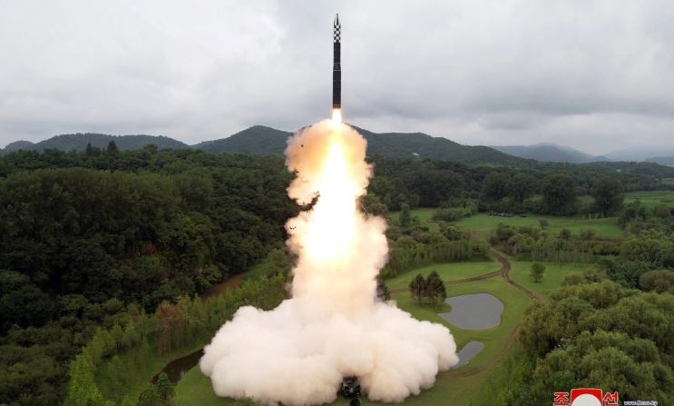 El misil balístico intercontinental Hwasong-18 es lanzado desde un lugar no revelado de Corea del Norte en esta imagen difundida por la Agencia Central de Noticias de Corea del Norte el 13 de julio de 2023. (KCNA vía Reuters)