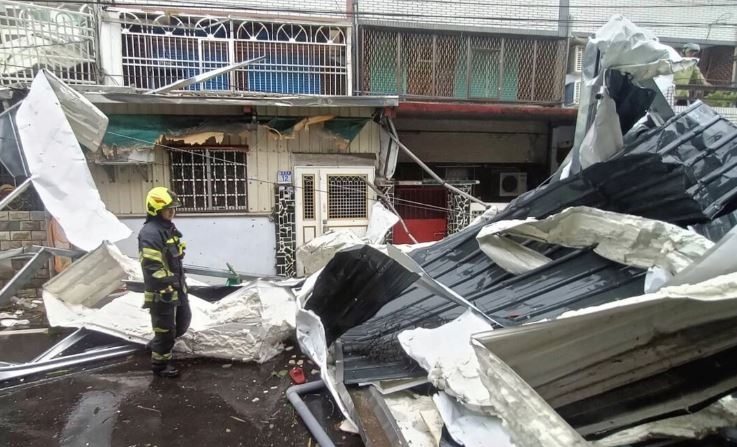 La policía comprueba un tejado destruido por el viento del tifón Kong-rey en el condado de Hualien, al este de Taiwán, el 31 de octubre de 2024. (Departamento de Bomberos del condado de Hualien vía AP)