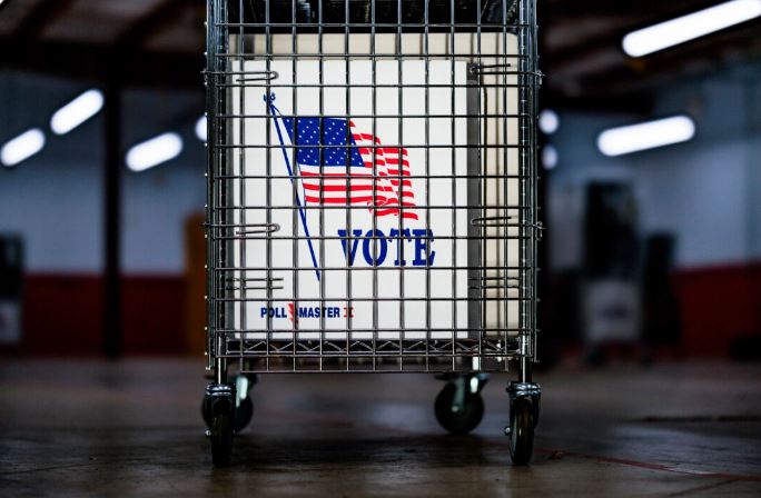 Equipo electoral y suministros que se distribuirán a los centros de votación en el condado de Bucks se ven en un almacén el 29 de octubre de 2024, en Doylestown, Pensilvania, (Hannah Beier/Getty Images)