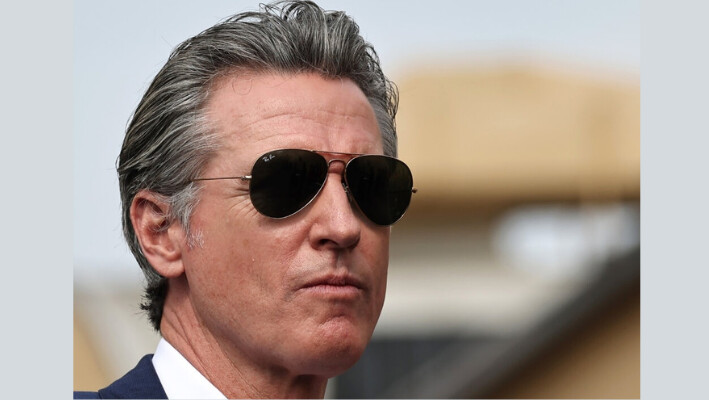 El gobernador de California, Gavin Newsom, asiste a una rueda de prensa en los estudios Raleigh de Los Ángeles el 27 de octubre de 2024. (Mario Tama/Getty Images).