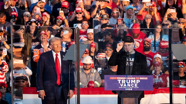 Elon Musk, fundador, director ejecutivo e ingeniero jefe de SpaceX, habla durante el mitin del candidato presidencial republicano y expresidente Donald Trump en Butler Farm Show en Butler, Pensilvania, el 5 de octubre de 2024. (Samira Bouaou/The Epoch Times)