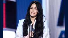 Cantante Kacey Musgraves dice que su «perrita valiente» se recupera tras ser mordida por una cascabel